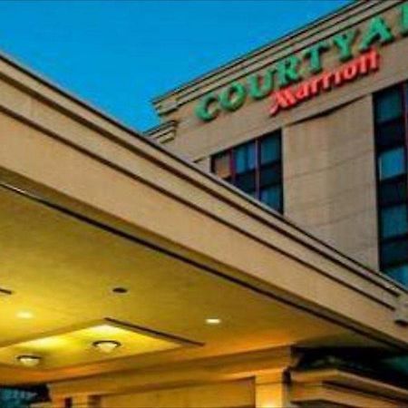 Courtyard By Marriott New York Laguardia Airport Hotel Екстериор снимка