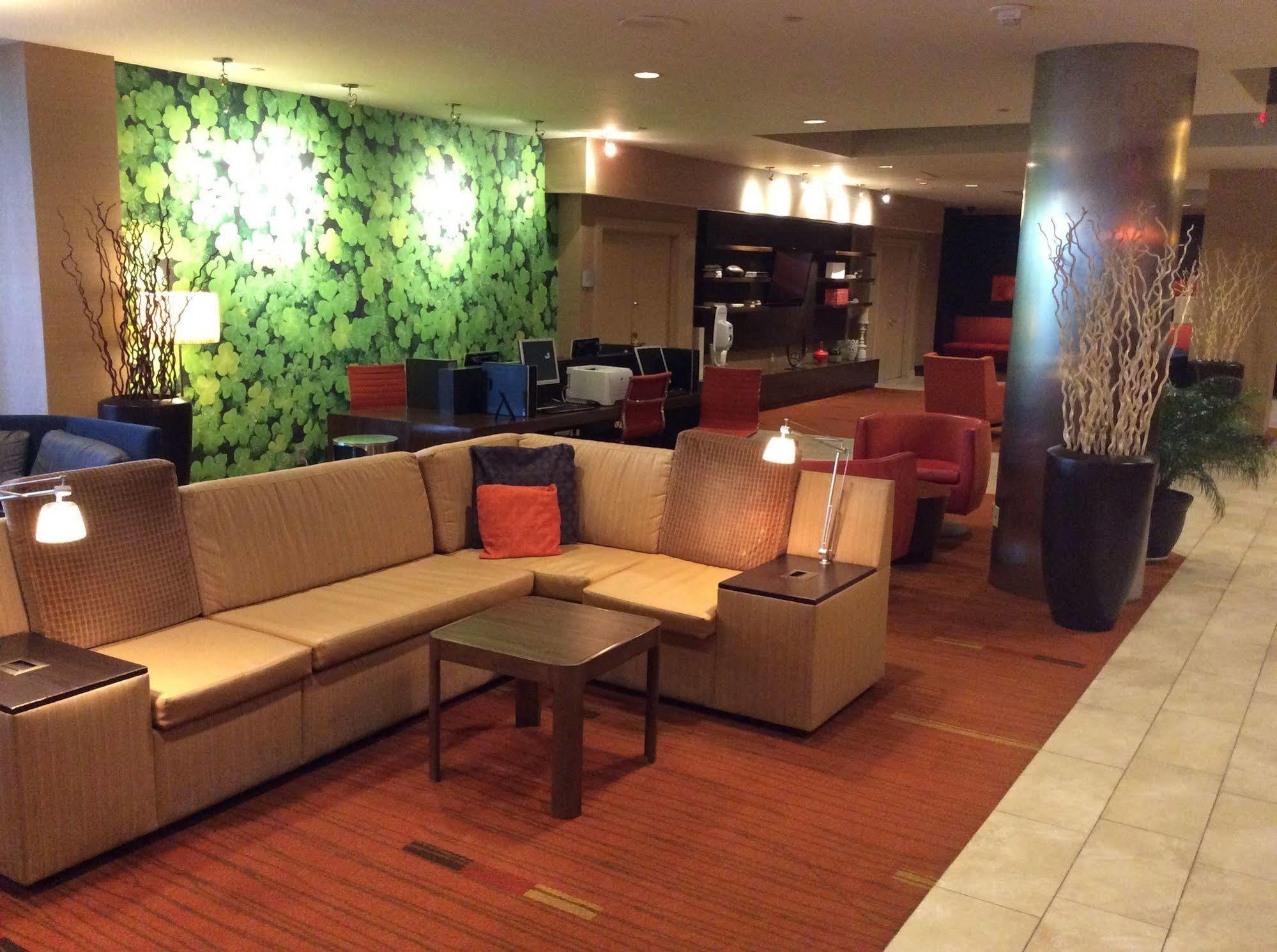 Courtyard By Marriott New York Laguardia Airport Hotel Екстериор снимка